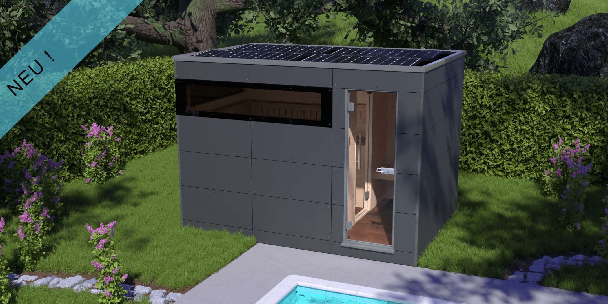 Energiesparsauna mit Solarpaneelen in einem Garten, davor ein Pool